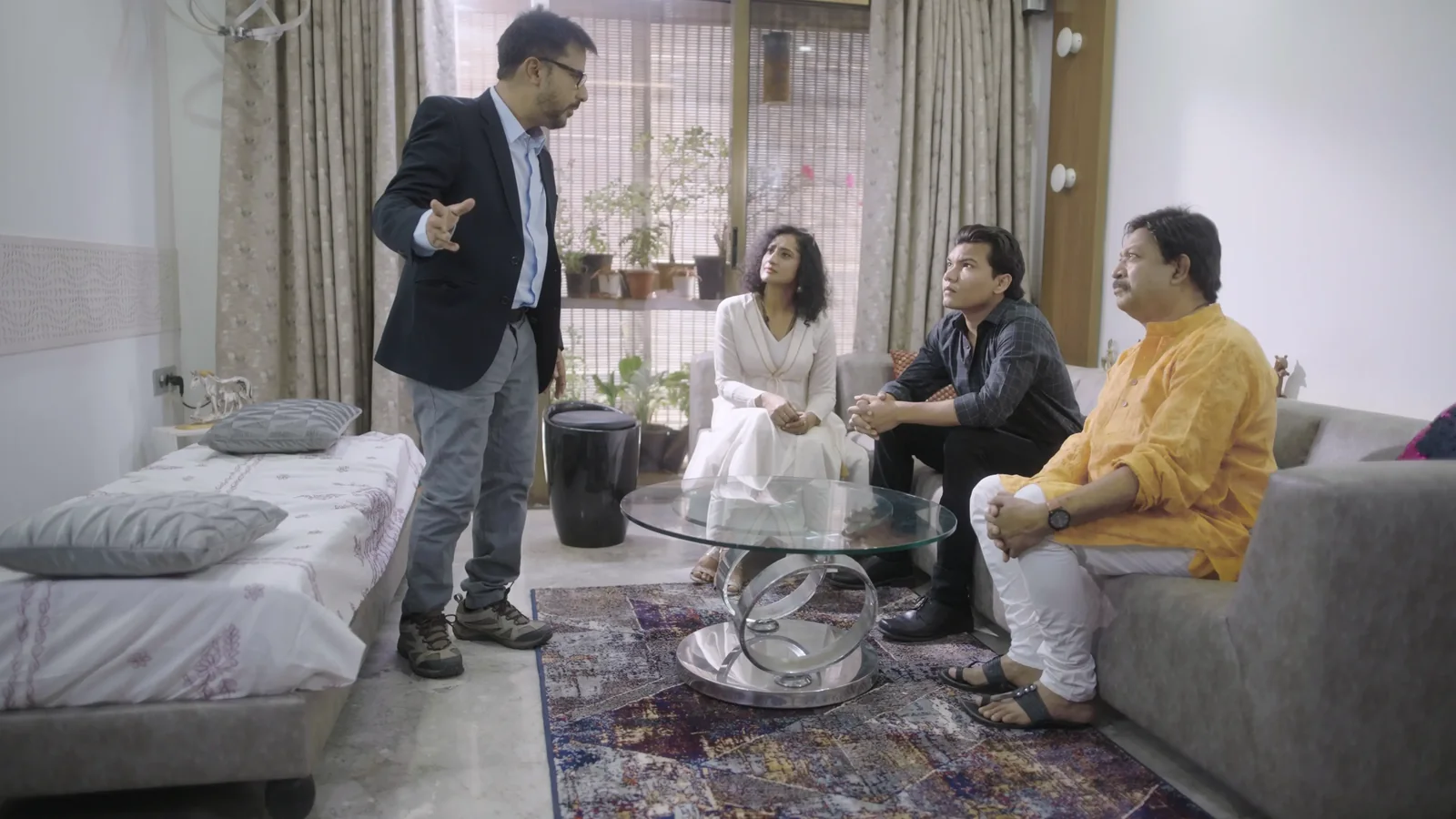Simir speaks to Mugdha, Iswar and Yash in the living room