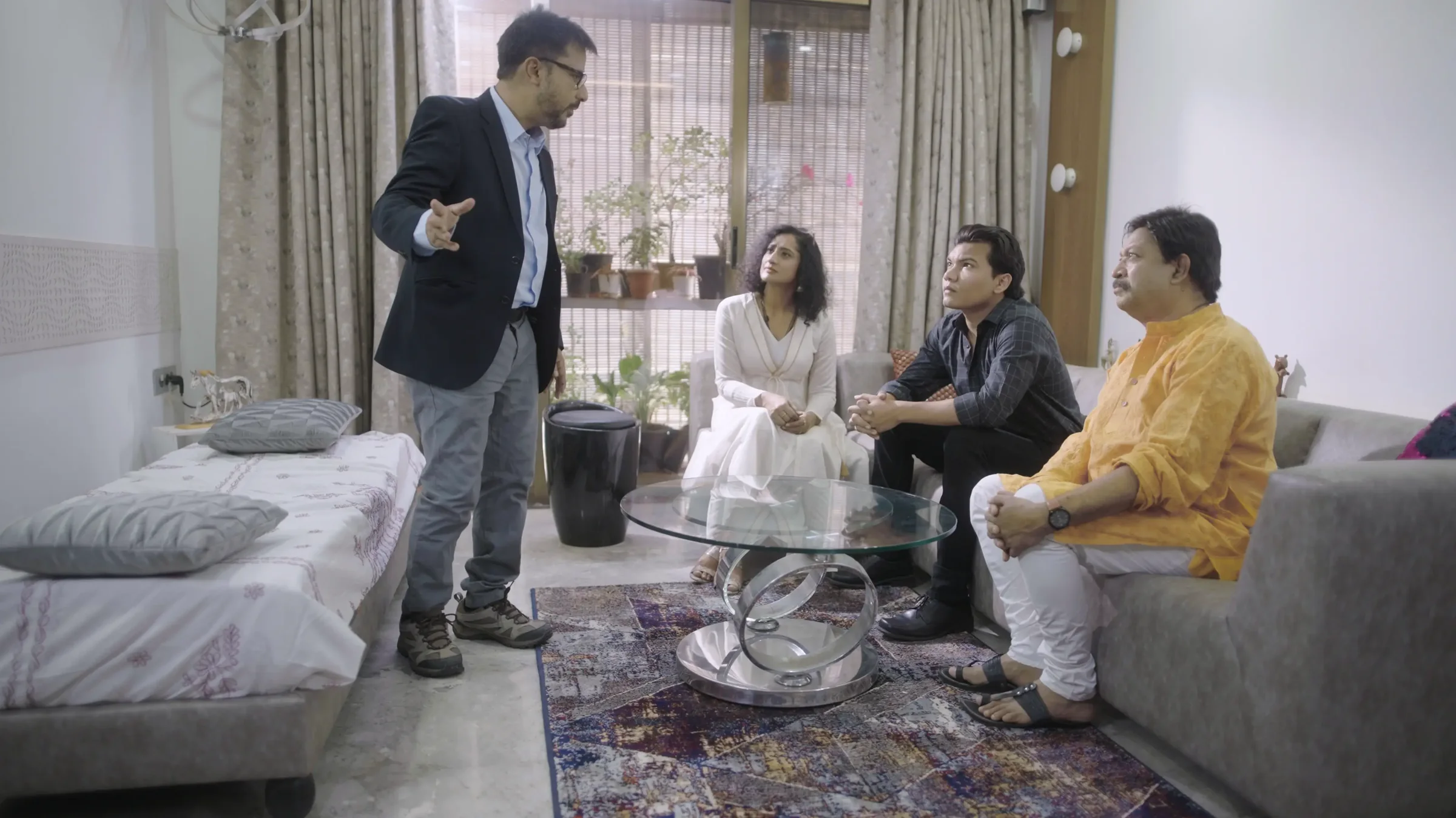 Simir speaks to Mugdha, Iswar and Yash in the apartment living room